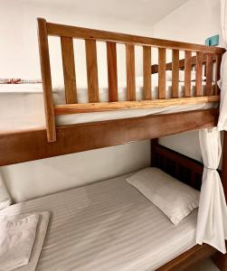 Łóżko piętrowe w pokoju dla dzieci z łóżkiem piętrowym w obiekcie CASA LUMEN Home Hostel w mieście Núcleo Bandeirante