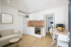 Cuisine ou kitchenette dans l'établissement VILLA DES PERGOLAS au pied du TRAM ,à 5 min des plages , 15 min du Centre , jacuzzi