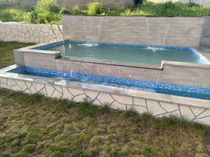 - une piscine avec une fontaine dans la cour dans l'établissement MODERN HOUSE 1, à Dilidjan