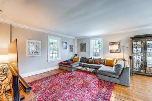 Fotografie z fotogalerie ubytování Historic Connecticut Home with Grill and Spacious Yard v destinaci Weston