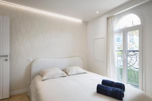 Un ou plusieurs lits dans un hébergement de l'établissement VILLA DES PERGOLAS au pied du TRAM ,à 5 min des plages , 15 min du Centre , jacuzzi
