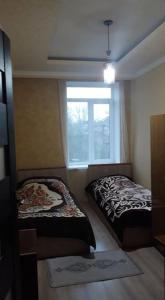 1 Schlafzimmer mit 2 Betten und einem Fenster in der Unterkunft House Mary in Stepanawan
