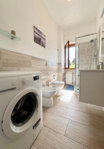 lavatrice in bagno con servizi igienici di Come a Casa Tua a Sassari