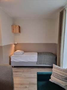 una piccola camera con letto e divano di Ruchome Piaski a Łeba
