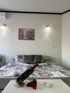 una bottiglia di vino seduta su un tavolo con bicchieri di Hotel Scorpion a Kruševo