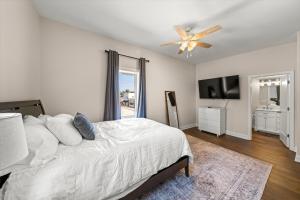 Riverview Townhomes في Loudon: غرفة نوم بسرير ومروحة سقف