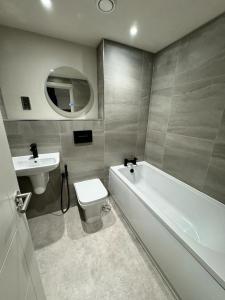 Een badkamer bij 2 Bedroom City Centre Penthouse