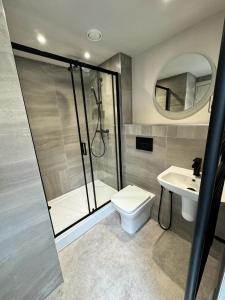 Een badkamer bij 2 Bedroom City Centre Penthouse