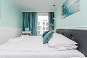 Posteľ alebo postele v izbe v ubytovaní Golden Azzure by Grand Apartments