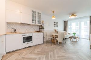 Kuchyňa alebo kuchynka v ubytovaní Golden Azzure by Grand Apartments