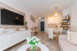 Kuchyňa alebo kuchynka v ubytovaní Golden Azzure by Grand Apartments