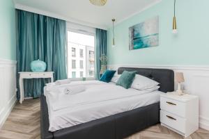 Posteľ alebo postele v izbe v ubytovaní Golden Azzure by Grand Apartments