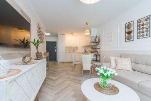 Kuchyňa alebo kuchynka v ubytovaní Golden Azzure by Grand Apartments + 10 fotografií