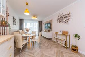 Posedenie v ubytovaní Golden Azzure by Grand Apartments