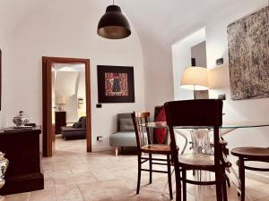 un soggiorno con un tavolo di vetro e un divano di Questa casa non è un albergo a L'Aquila
