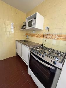 Kuchyň nebo kuchyňský kout v ubytování Apto aconchegante próximo ao aeroporto internacional RJ