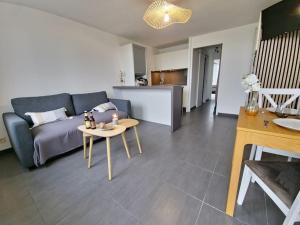 TV a/nebo společenská místnost v ubytování La cabine du Port, cosy, vue mer, plage à 100m