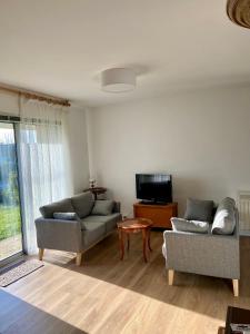 TV a/nebo společenská místnost v ubytování Maison Chapeau Saint Jacques - 400m de la plage