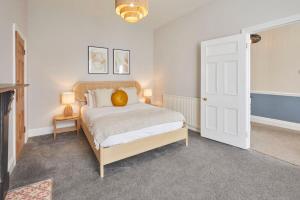 Dormitorio con cama con almohada amarilla en Host & Stay - Park House en Blythe