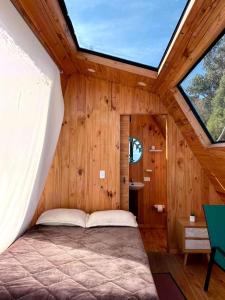 1 dormitorio con 1 cama en una habitación con ventana en Guatavita Glamping club en Bogotá