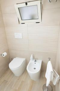 a small bathroom with a toilet and a sink at Casa BeFra Il relax che cercavi in Torre San Gennaro