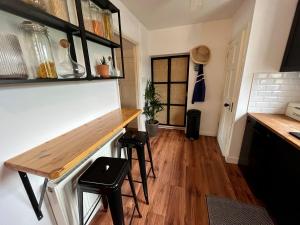 eine Küche mit einer Theke und Hockern in einem Zimmer in der Unterkunft Townhouse near city centre in Dublin