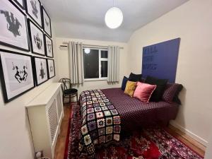 Schlafzimmer mit einem Bett und einem Fenster in der Unterkunft Townhouse near city centre in Dublin