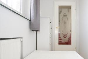 een witte kamer met een deur en een raam bij Aurora Apartment Danube View in Boedapest