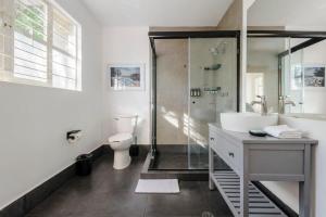 y baño con ducha, lavabo y aseo. en Perfect 3BR Duplex in Cuauhtemoc, en Ciudad de México