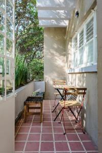 un patio con mesa y sillas en un porche en Perfect 3BR Duplex in Cuauhtemoc, en Ciudad de México