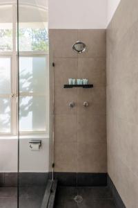 baño con ducha y puerta de cristal en Perfect 3BR Duplex in Cuauhtemoc, en Ciudad de México