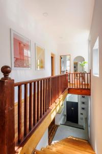 drewniane schody w domu z białymi ścianami w obiekcie Perfect 3BR Duplex in Cuauhtemoc w mieście Meksyk