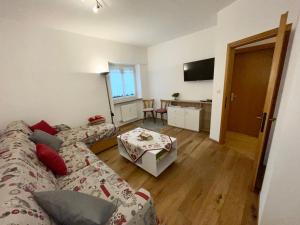 uma sala de estar com um sofá e uma mesa em Apartment Weisswand em Colle Isarco