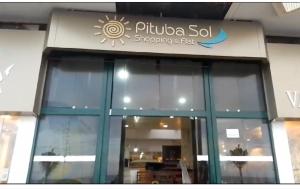 uma loja com uma placa na frente em Pituba sol flat em Salvador