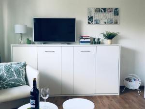 TV a/nebo společenská místnost v ubytování Eifel-House - FeWo