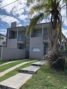 un edificio con una palmera delante en Rio Victoria, en Victoria