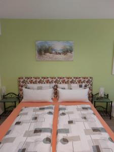 ein Schlafzimmer mit 2 Betten und einem Wandgemälde in der Unterkunft Schwabenstuben Doppelzimmer in Meersburg