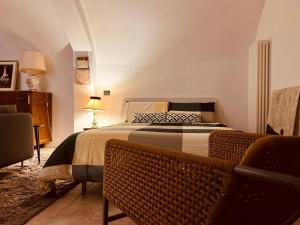 una camera da letto con un letto grande e una sedia di Questa casa non è un albergo a L'Aquila