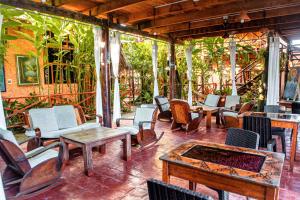- un ensemble de chaises et de tables sur une terrasse dans l'établissement La Patarashca, à Tarapoto