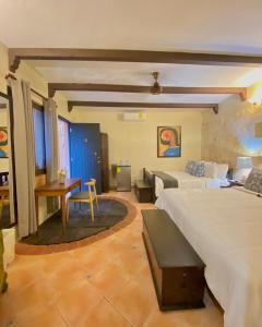 sypialnia z łóżkiem, stołem i kanapą w obiekcie Boutique Colonial House Hotel w mieście Santo Domingo