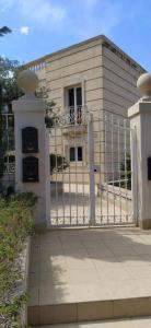 une clôture blanche devant une maison dans l'établissement Julian’s Place, à San Ġiljan