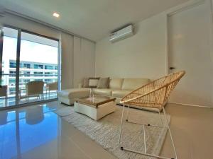 ein Wohnzimmer mit einem Sofa und einem Tisch in der Unterkunft Wynwood Ultra in Cartagena in Cartagena de Indias
