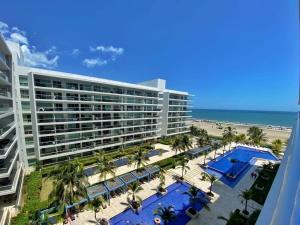 einen Luftblick auf ein Hotel und den Strand in der Unterkunft Wynwood Ultra in Cartagena in Cartagena de Indias