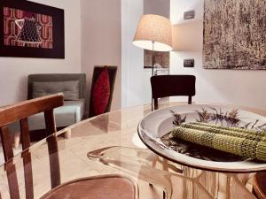 un soggiorno con un tavolo di vetro e un divano di Questa casa non è un albergo a L'Aquila