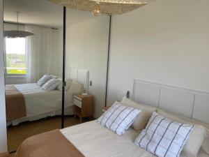 ブエノスアイレスにあるJardines Full Amenities Vista al Rioのベッド2台と鏡のある寝室 +49枚の写真