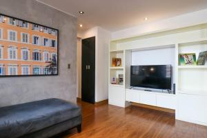 un soggiorno con una grande TV a schermo piatto di Astonishing 2BR With OCEAN View a Lima