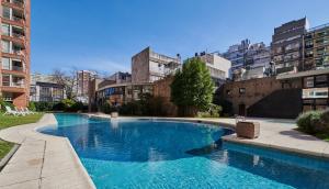 ブエノスアイレスにあるJardines Full Amenities Vista al Rioの高層ビルが立ち並ぶ都市にある大きなプール