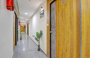 korytarz z drzwiami i rośliną w obiekcie OYO Hotel Stay Inn w mieście Bodakdev