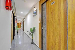 korytarz z drzwiami i doniczką w obiekcie OYO Hotel Stay Inn w mieście Bodakdev