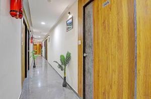 korytarz z dwoma roślinami w budynku w obiekcie OYO Hotel Stay Inn w mieście Bodakdev